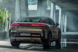 911の美学を纏う航続669km。ポルシェ新型「カイエン・クーペ・エレクトリック」世界初公開