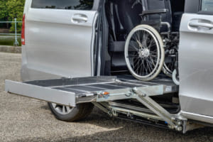 クルマの横方向からの昇降スロープ装置で車椅子を積載。