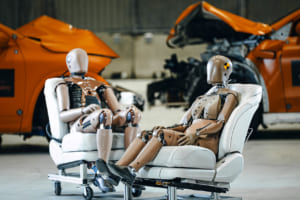 なぜメルセデスは「身長1.5mの女性ダミー」を衝突させるのか。全乗員を守り抜く解剖学への執念【メルセデス安全原論 08】《LE VOLANT LAB》