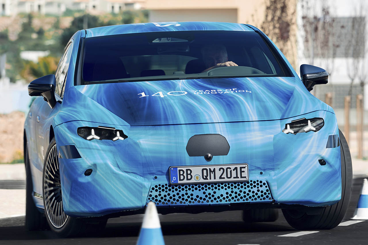 ハンドルの概念が変わる。メルセデス・ベンツ新型「EQS」がステア・バイ・ワイヤで実現した“異次元の室内空間”と究極の快適性