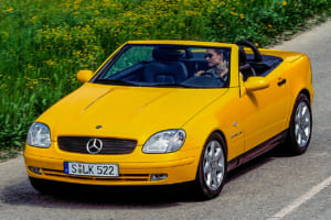 日常にオープンエアを。メルセデス・ベンツ初代SLK誕生30年、時代を創ったR170の軌跡と現在