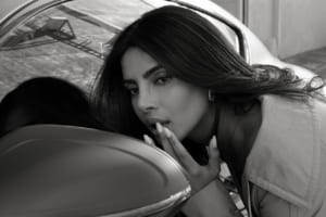 【ベントレー】華美な広告から脱却。プリヤンカー・チョープラー・ジョナスと描く新時代のラグジュアリー