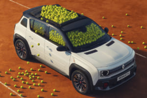 ローラン・ギャロスの気品を纏う次世代EV。新型「ルノー 4」が提示するスポーツシック