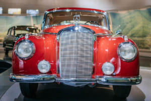 深紅の最高級リムジン。メルセデス・ベンツ博物館が魅せる「300 アデナウアー」75年目の圧倒的威厳