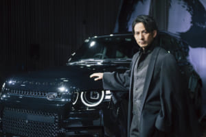 岡田准一が体現する「野性と抑制」。ディフェンダー新アンバサダー就任と、最強モデル「オクタ」が示す美学