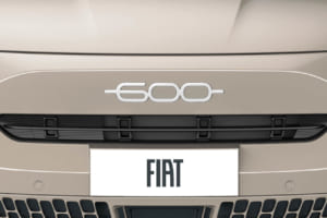 柔らかな「ミルク感」を纏うSUV。フィアット 600ハイブリッド限定車「カフェラテ」発売