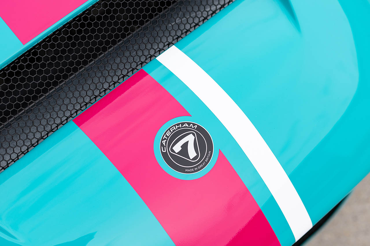 伝統のセブンが鮮烈なアクアに染まる時。ケータハム「マイアミ・エディション」公道を捨てた限定12台の衝撃