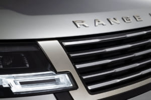 【本日発表】世界初の静電サウンド搭載。最高峰レンジローバー「SVウルトラ」が体現する英国流の美学