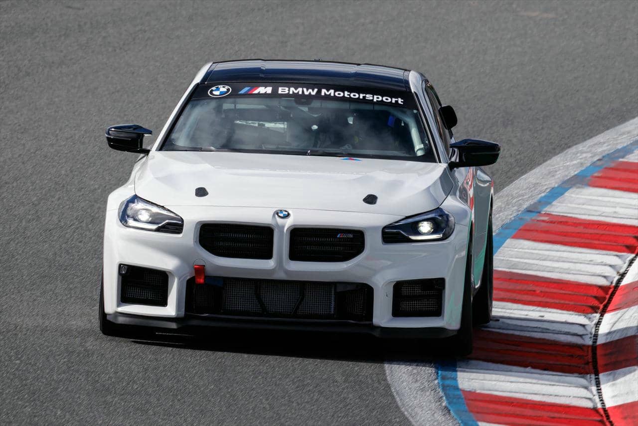 【試乗】なぜ新型「BMW M2 RACING」は直6から直4へダウンサイジングしたのか？ 富士シェイクダウンで見えた“真の狙い”《LE VOLANT LAB》