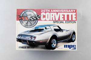 MPC製1/25スケール・プラモデル「25thアニバーサリー・コルベット・スペシャルエディション」
