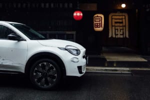 京都の美意識とイタリアの洗練。特別公用車「フィアット600e」が纏う不変と革新のデザイン