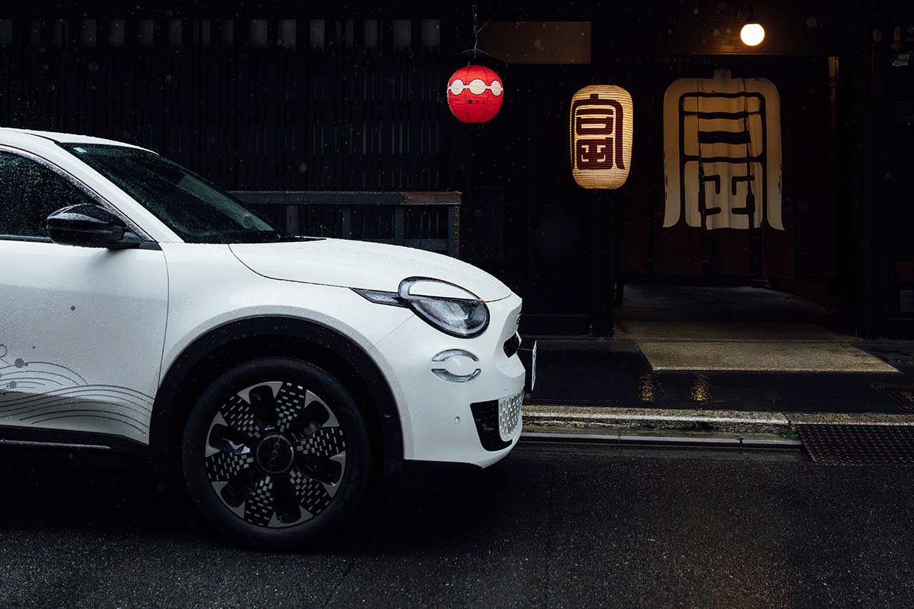 京都の美意識とイタリアの洗練。特別公用車「フィアット600e」が纏う不変と革新のデザイン