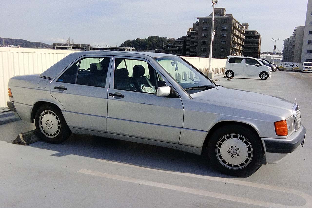 旧車のウッドパネル割れを「模型の塗装術」で補修!? 暫定修理のはずが驚きの仕上がりに【メルセデス190E日記】第6回《LE VOLANT LAB》