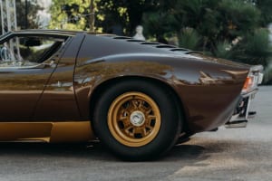 3年がかりで新車状態へ。ランボルギーニ公式が復元した「ミウラSV」の造形美と伝説の劇中車