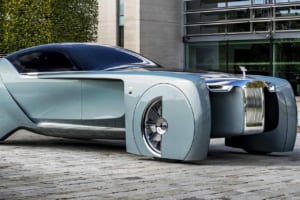 “様子見”のクルマなど作らない。ロールス・ロイス「EX」の系譜と、誇り高き赤バッジに込められた哲学