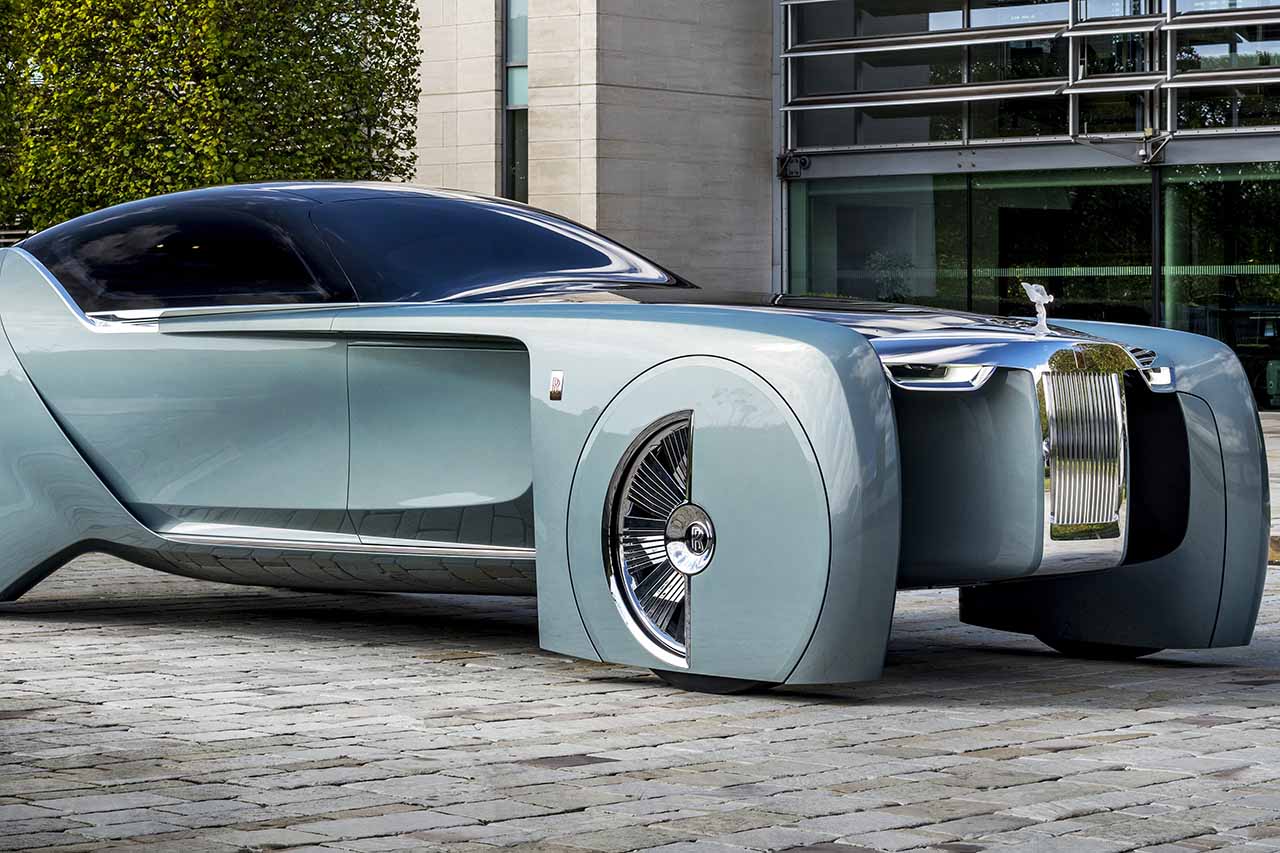 “様子見”のクルマなど作らない。ロールス・ロイス「EX」の系譜と、誇り高き赤バッジに込められた哲学