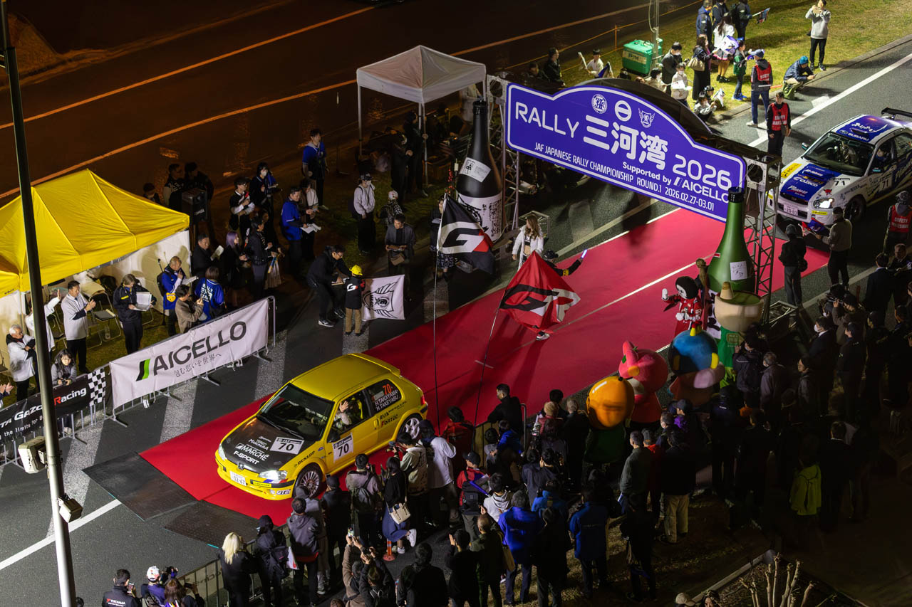 2026年の全日本ラリー開幕戦ラリー三河湾をスタートする高山・竹薮組のプジョー106。