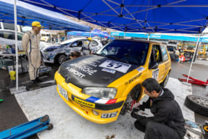 SAGA RALLY：新旧ハッチバックが並ぶサービス。素ヤリスでJN-5クラスに参戦の松倉選手（かなり速い人）も106の速さに脱帽。