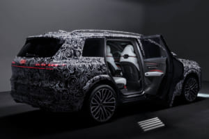A8に代わる旗艦SUV、アウディ新型「Q9」内装が先行公開。電動ドア初採用の「聖域」