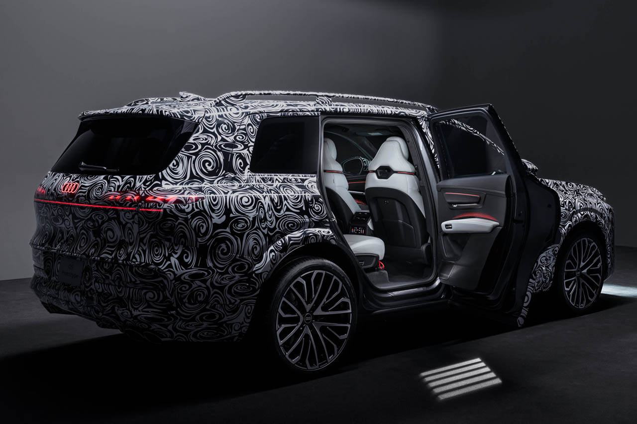 A8に代わる旗艦SUV、アウディ新型「Q9」内装が先行公開。電動ドア初採用の「聖域」