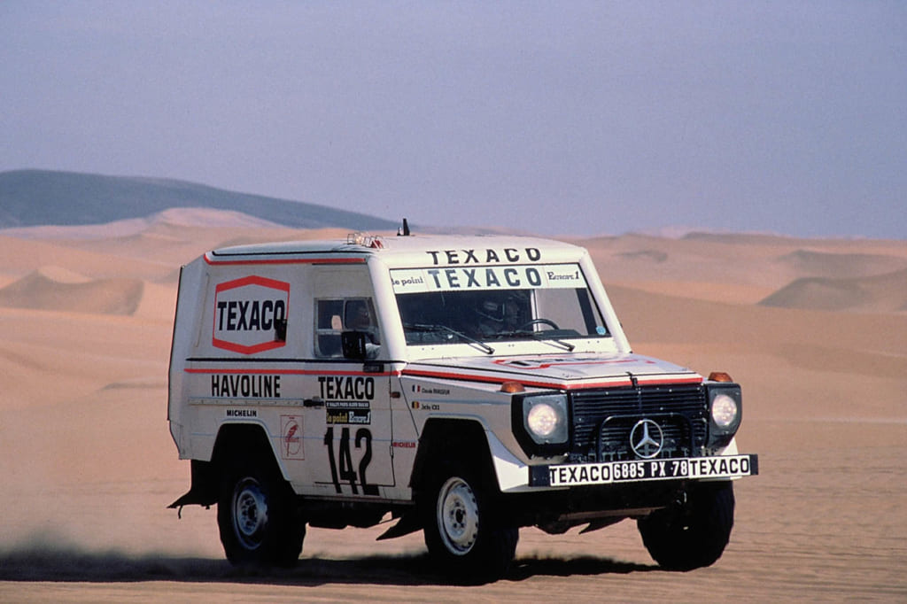 1983年パリ・ダカール・ラリー：ジャッキー・イクスとクロード・ブラッスールが駆った280GEラリーカー（ゼッケン番号142）。