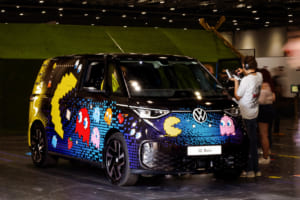 VW「ID. Buzz」×パックマン。最新EVミニバンに宿るレトロな遊び心と最先端の車内エンタメ