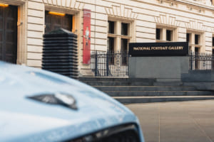 ベントレーが支援する若き才能たち。英国の伝統と現代アートが交差するポートレート作品