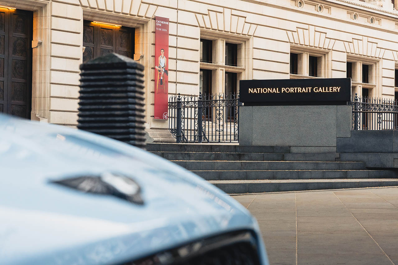 ベントレーが支援する若き才能たち。英国の伝統と現代アートが交差するポートレート作品