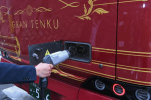 K8には314kWhのリン酸鉄リチウムイオンバッテリーが搭載され、一充電走行距離は240km。夜間の急速充電で朝までに満充電が可能。