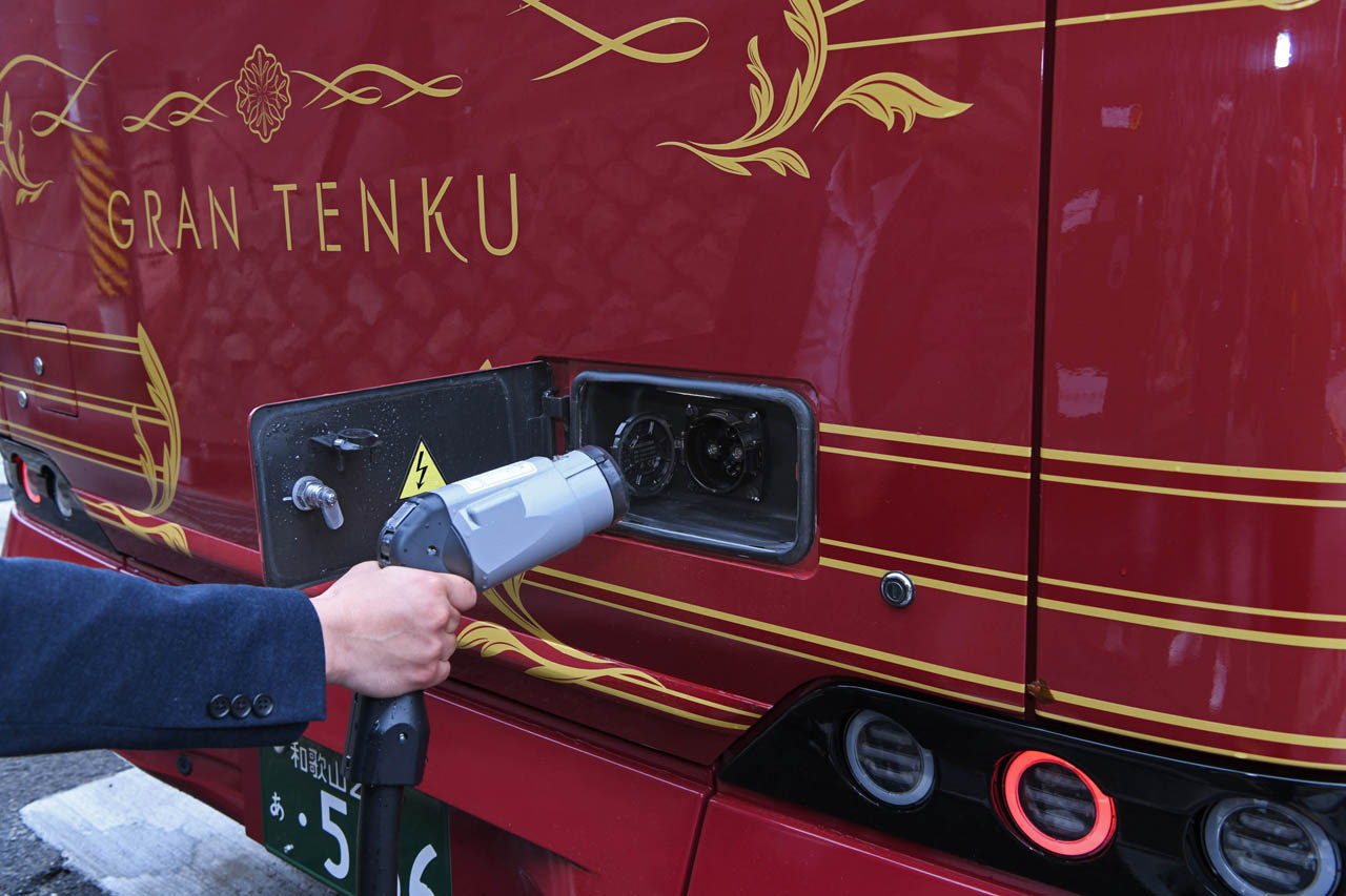 K8には314kWhのリン酸鉄リチウムイオンバッテリーが搭載され、一充電走行距離は240km。夜間の急速充電で朝までに満充電が可能。