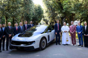 ローマ教皇へ1050psの跳ね馬を披露。フェラーリ初のEV「ルーチェ」が切り拓くマラネッロの新章