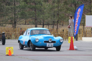 自動車世界遺産的な1952年式パナール・ジルコ“ディスコボランテ”ミッレミリア バイ コッリも参加し、ギャラリーを驚かせた。