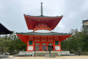 高野山でぜひ訪れたいのが壇上伽藍の「根本大塔」。「金堂前」バス停の目と鼻の先にある。