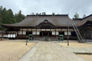 高野山真言宗の総本山である「金剛峯寺」も見どころのひとつ。他にも「奥の院」など、訪れたいスポットが目白押しだ。