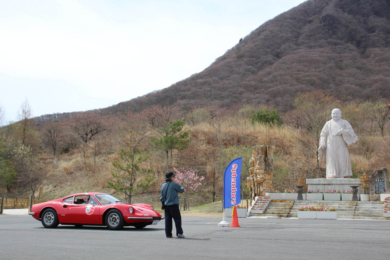 法水寺は日本における臨済宗佛光山寺の本山として建立。開山祖師である星雲大師の石像があり、今回、PC競技を見守ってくれた。