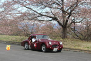 1954年式のトライアンフTR-2で参加した小宮さん夫妻が圧倒的な成績で36回目を迎えた「スプレンドーレ伊香保」を制した。