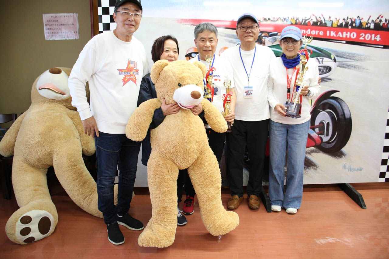 国内外のクラシックカーラリーで輝かしい戦績を残している横田さん（写真左）の主催イベントなので、今回も数多くの手練れが参加。写真右が優勝した小宮さん夫妻。