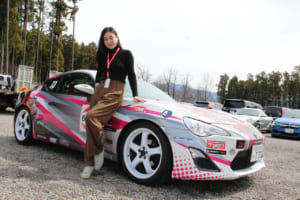 レーシングドライバーをはじめとする幅広い分野で活躍している塚本ナナミさんも2015年式のトヨタ86で出走。最後尾のゼッケンで参加した。
