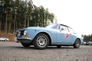 筆者の1974年式アルファロメオGT1600ジュニアも参戦取材としてエントリー。参加者と同じルートを走りながら全競技をこなした。