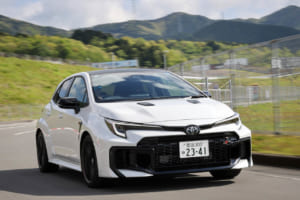 【試乗】新型GRカローラ“25式後期”は家族で使えるか？ GR-DATとECOモードが叶える、同乗者も頷く「仕立てのいい」心地よさ《LE VOLANT LAB》
