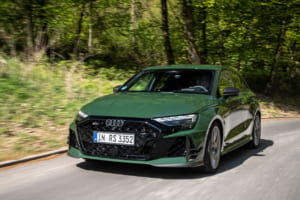 【試乗】標準車と3.4万ユーロ差の理由は？ アウディRS 3コンペティション・リミテッドを「ほぼレーシングカー」に変えた核心《LE VOLANT LAB》