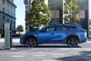 SUBARU トレイルシーカー ET-HS：74.7kWhの大容量バッテリーを搭載し、一充電で最大734kmの走行が可能。バッテリープレコンディショニング機能の採用により、マイナス10℃の低温環境下でも10%から80%まで約28分で急速充電が可能。空力性能の最適化などにより、長距離ドライブでも安心の電費性能を実現。