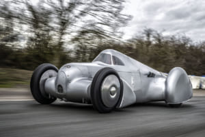1935年、最高速326km/hの狂気。アウディがV16流線型マシン「アウトウニオン・ルッカ」を復刻