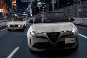 伝統のアイボリーと名車の意匠を纏う。アルファ・ロメオ「ジュニア」限定車はフェリージ製アイテム付属