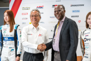 KYOJO CUP代表の関谷正徳氏（左）と、株式会社EdulinX（エデュリンクス）のピーター A. オワンス社長（右）