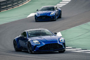 【試乗】800Nmをねじ伏せるSの真髄。アストン「ヴァンテージS＆DB12 S」、専用ダンパーが叶えたアンダーステア皆無の走り《LE VOLANT LAB》