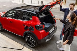 399.9万円からの仏産EV。シトロエン新型「ë-C3」は、日常を彩るデザインと高い実用性で輸入BEVの常識を変える