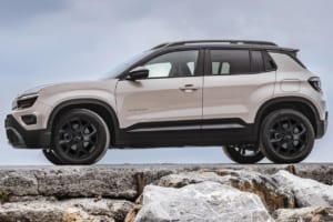 ジープ・アベンジャー4xeに限定車「ストーン」設定。激渋ツートーンが際立たせるアーバンオフローダー