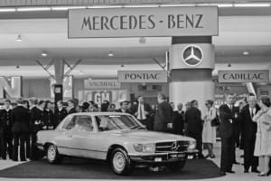 メルセデス・ベンツ350SLC/C107:1971年10月7日~17日に開催されたパリ・モーターショーで発表された。写真はそのメルセデス・ベンツスタンド。