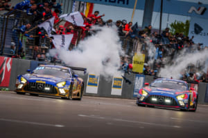2026年のニュルブルクリンク24時間耐久レース。総合優勝を果たした3号車メルセデスAMG GT3（右）と、80号車メルセデスAMG GT3（左）。photo：Red Bull Content Pool